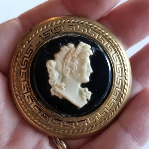 Vintage Gone with the Wind cameo brooch Scarlett O'Hara Lux Soap pin gol… - Picture 2 of 11
